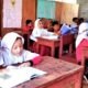 murid-kelas-ii-sdn-3-v-koto-timur-menumpang-belajar-di-gedung-pustaka
