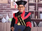 John Kenedy Azis Sabet Gelar Doktor Cumlaude