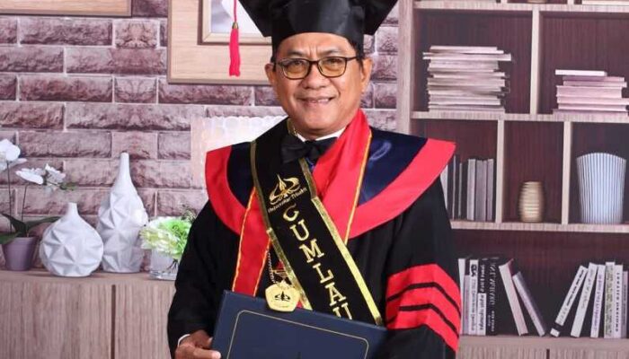 John Kenedy Azis Sabet Gelar Doktor Cumlaude