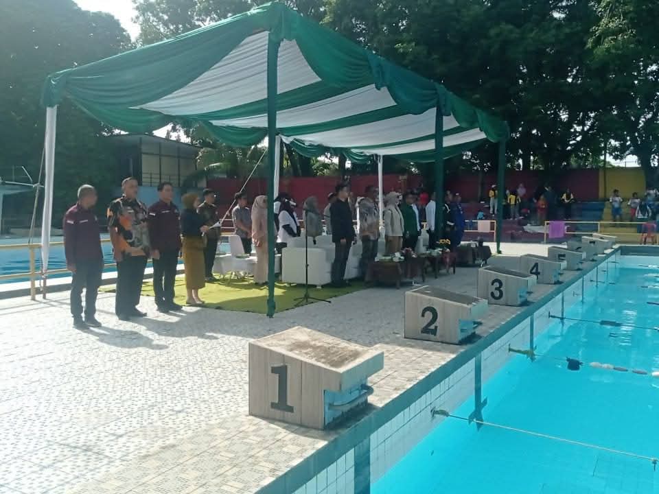 ratusan-atlet-bersaing-di-kejuaraan-renang-sumatera-cup-piala-wako-padang-2025