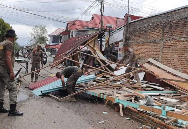 sapol-pp-padang-bongkar-bangunan-liar-di-jalan-belibis