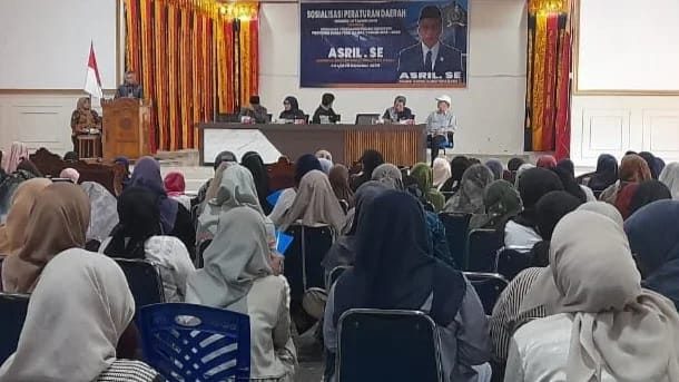 siap-bantu-pelaku-usaha-makanan-tradisional,-anggota-dprd-sumbar-asril-gelar-sosper-no.-14-tahun-2018