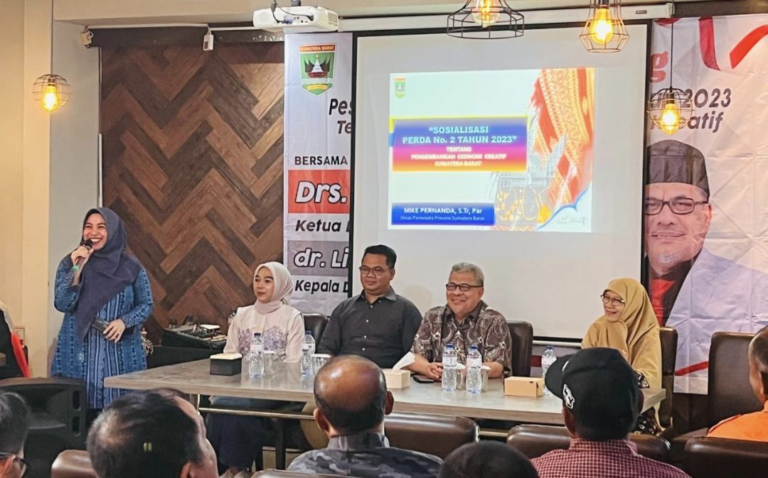 warga-kelurahan-jati-antusias-ikuti-sosialisasi-perda-ekonomi-kreatif-bersama-ketua-dprd-sumbar-muhidi