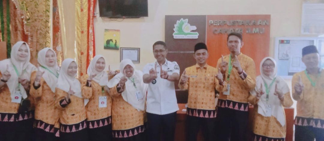 reuni-dan-nostalgia-wabup-rohil-jhony-charles-mengunjungi-sman-11-pekanbaru