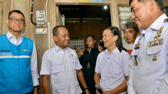 menteri-bahlil-nyalakan-desa-desa-terpencil:-“jangan-lagi-hidup-dalam-gelap”