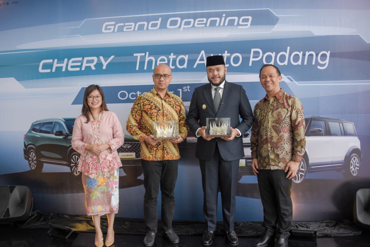 Wali Kota Padang dan perwakilan Chery menandatangani prasasti peresmian showroom Chery di Padang.