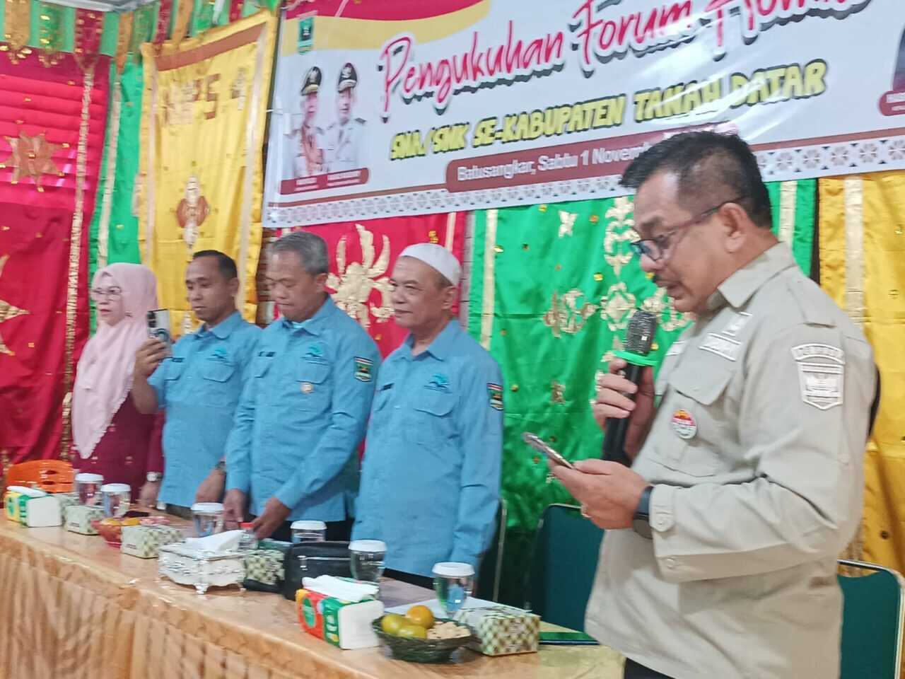 pertama-di-sumbar,-kacabdin-wilayah-iv-syafruddin-kukuhkan-20-pengurus-forum-komite-sekolah-tanah-datar.