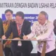 ketua-apbmi-sumbar-m-tauhid-tandatangani-mou-dengan-pelindo-regional-2-teluk-bayur