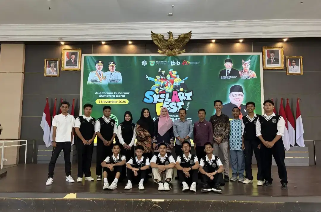 siswa-man-2-padang-tampil-di-launching-panggung-seni-pelajar-skola-art-fest-2025