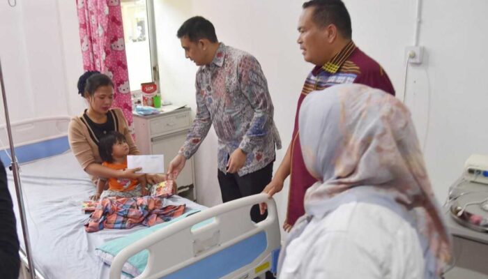 Ade Rezki Jenguk, Hibur Pasien RSUD Pariaman