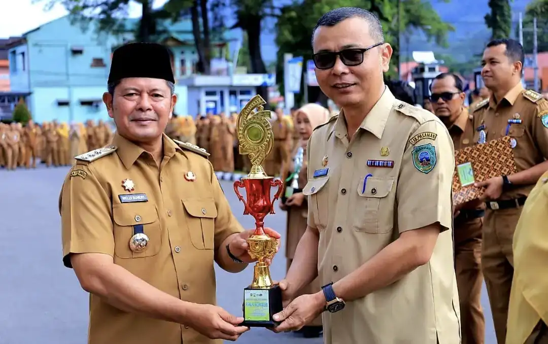 diserahkan,-hadiah-lomba-video-pendek-dan-foto-world-cleanup-day-2025-kabupaten-pasaman