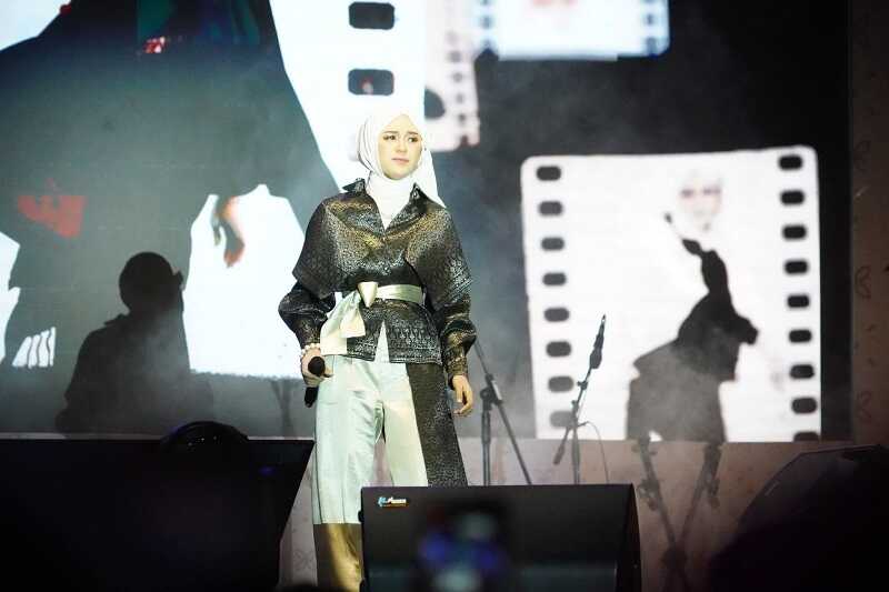 ribuan-penonton-padati-lapangan-cindue-mato-batusangkar-saksikan-sabudaya