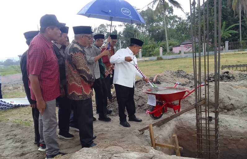 pembangunan-kantor-walinagari-magek-dimulai,-bupati-agam-letakkan-batu-pertama