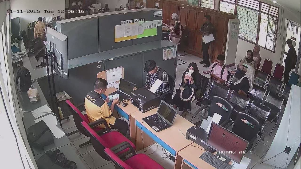 padang-job-fair-2025,-pencaker-urus-ak-1-membludak