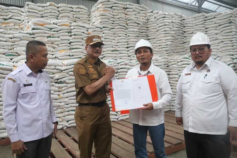 bupati-pessel-cek-kualitas-beras-dan-migor-di-gudang-bulog