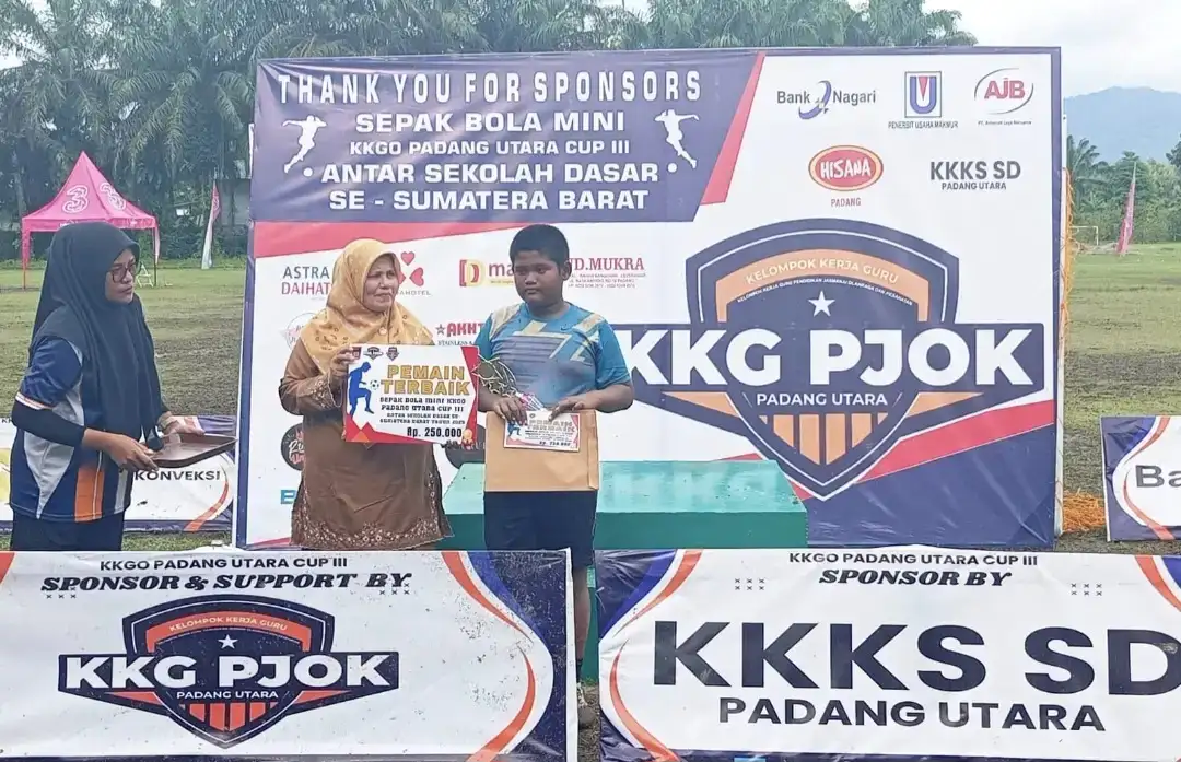 kepsek-sd-24-ujung-gurun-yumlisma-bangga-anaknya-alif-rahman-pemain-terbaik-sepakbola-mini-cup-iii