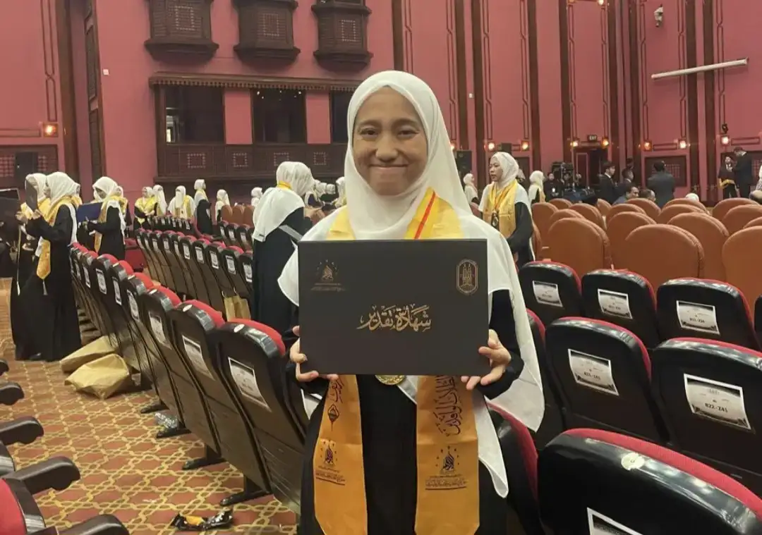 gadis-minang-dari-tanjung-alai-nagari-ganggo-hilia-bonjol-diwisuda-di-university-al-azhar-kairo-mesir