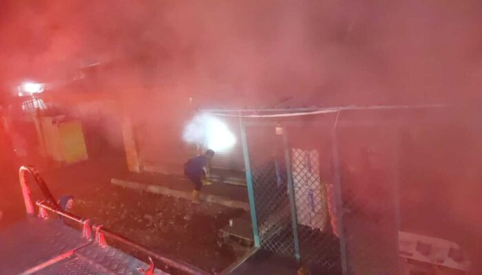 Kobaran Api Hanguskan Toko Grosir di Simpang Haru