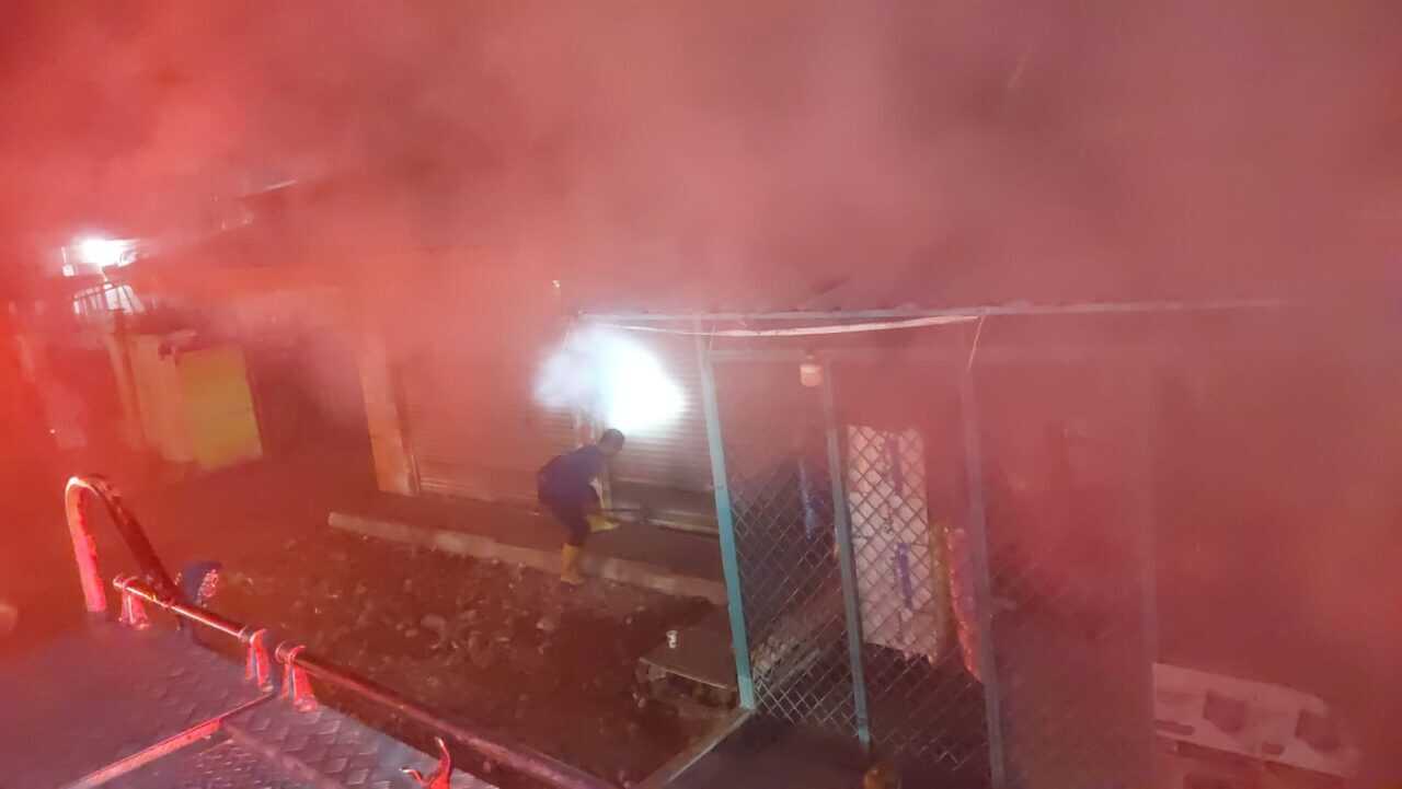 toko-grosir-di-simpang-haru-padang-terbakar