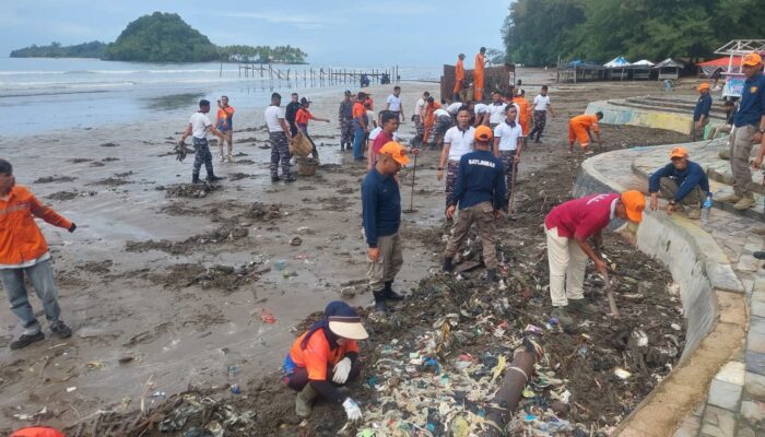Pantai Air Manis: Aksi Bersih Satukan Warga Padang