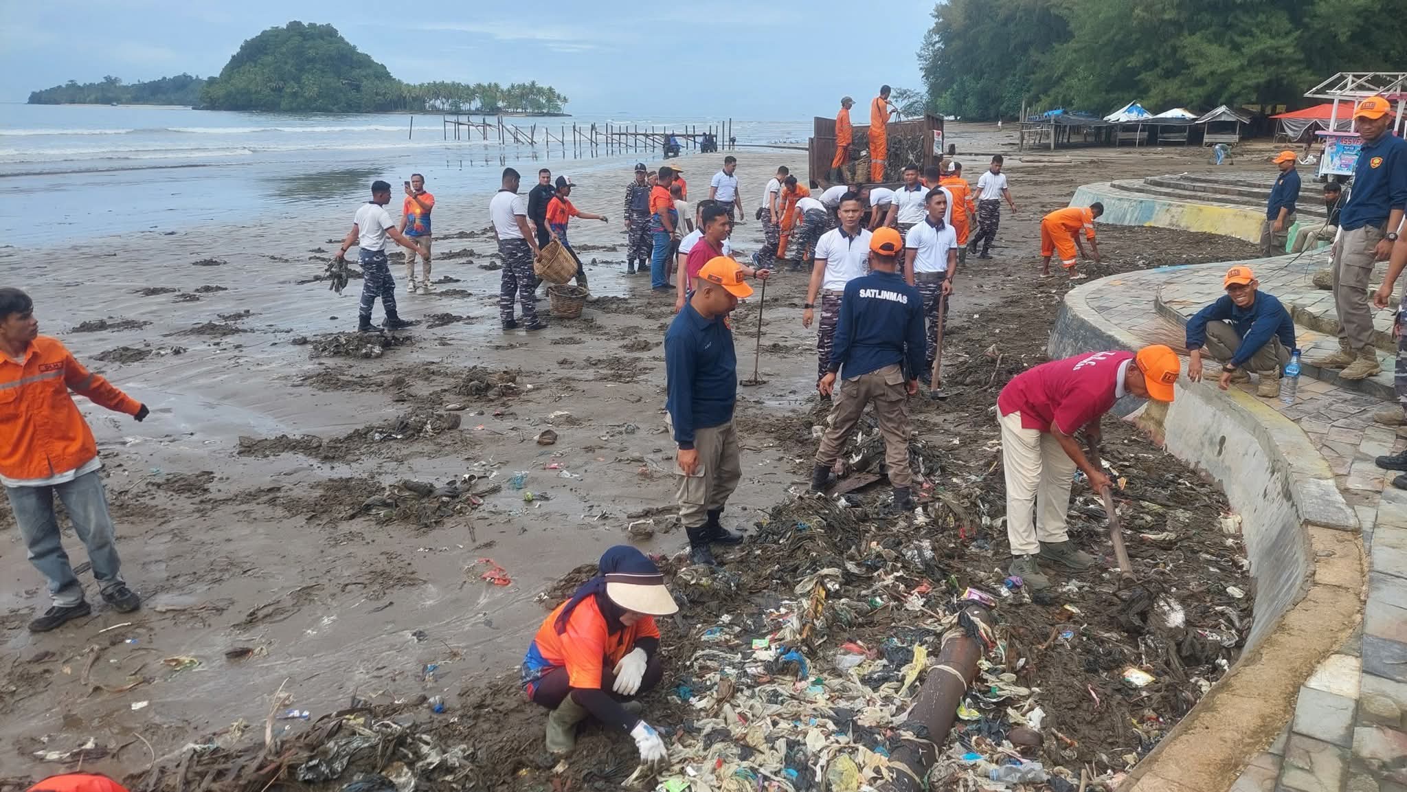 ikon-pariwisata-padang,-kolaborasi-lintas-sektoral-bersihkan-pantai-air-manis