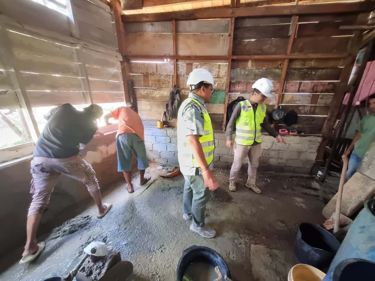 kolaborasi-unp-dan-bank-nagari-wujudkan-aksi-bedah-rumah