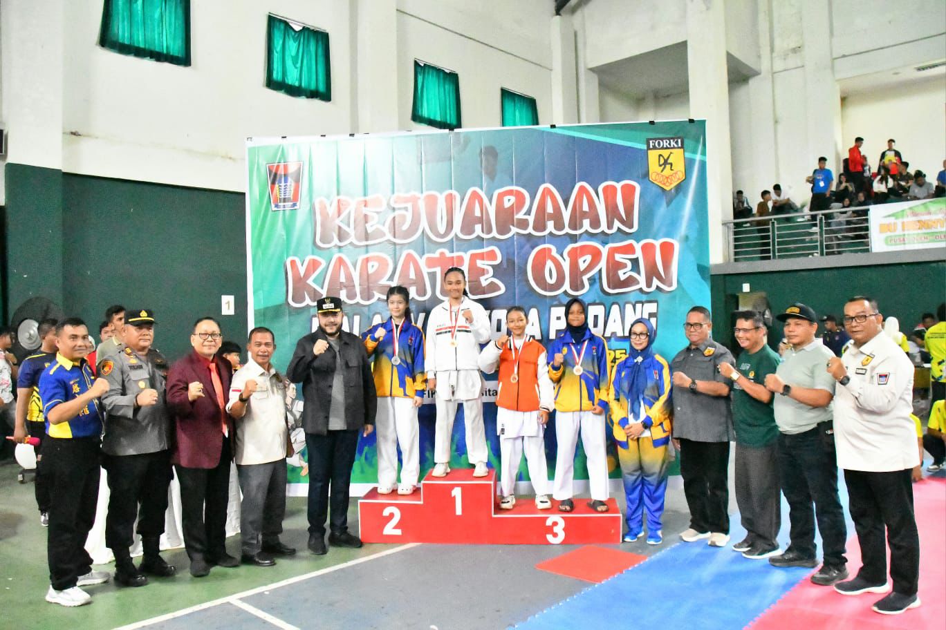 fadly-amran-tutup-kejuaraan-karate-open-piala-wali-kota-padang-2025