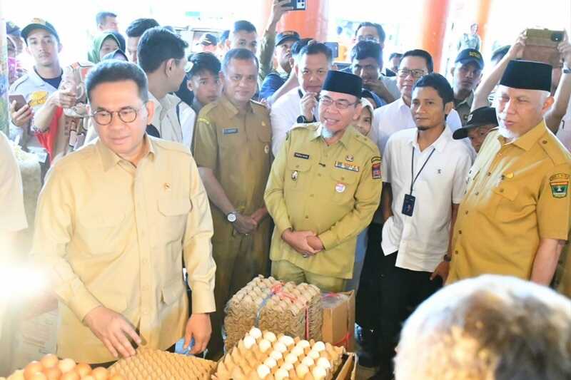 mendag-budi-santoso-tinjau-harga-di-pasar-raya-padang,-pastikan-ketersediaan-pangan-jelang-nataru-aman