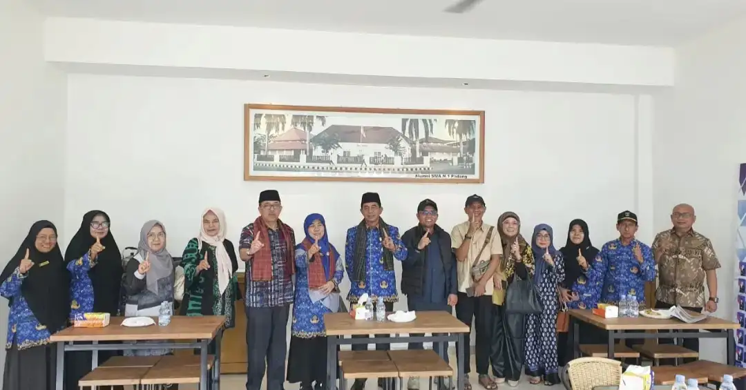 komite-sma-negeri-1-padang-periode-2022-2025-serahkan-bantuan-sebesar-rp1-miliar-lebih