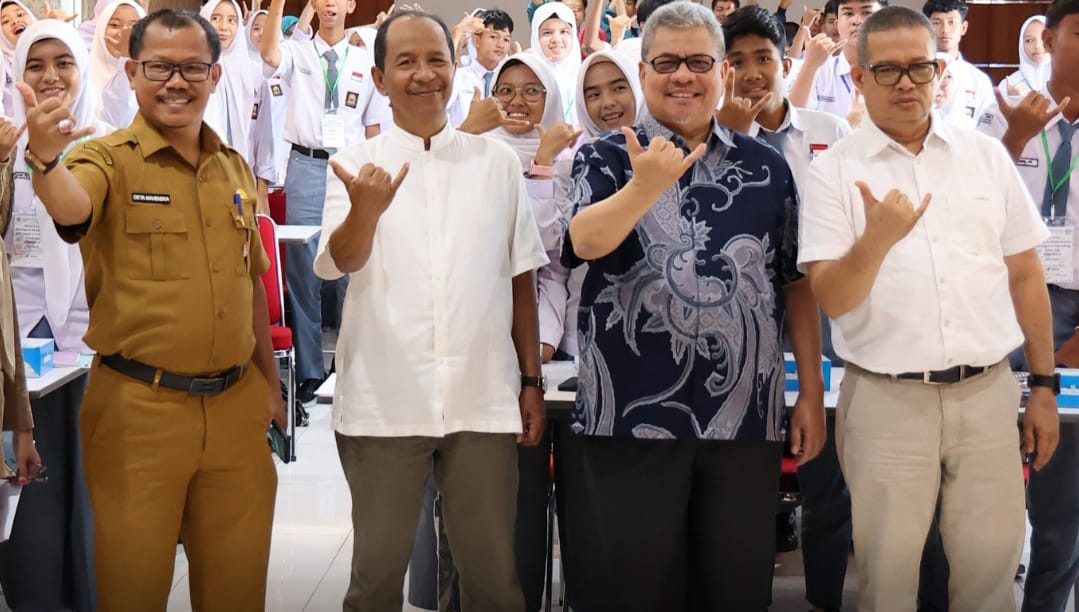 pelatihan-literasi,-ketua-dprd-sumbar-dorong-siswa-padang-kuasai-keterampilan-menulis-dan-berpikir-kritis