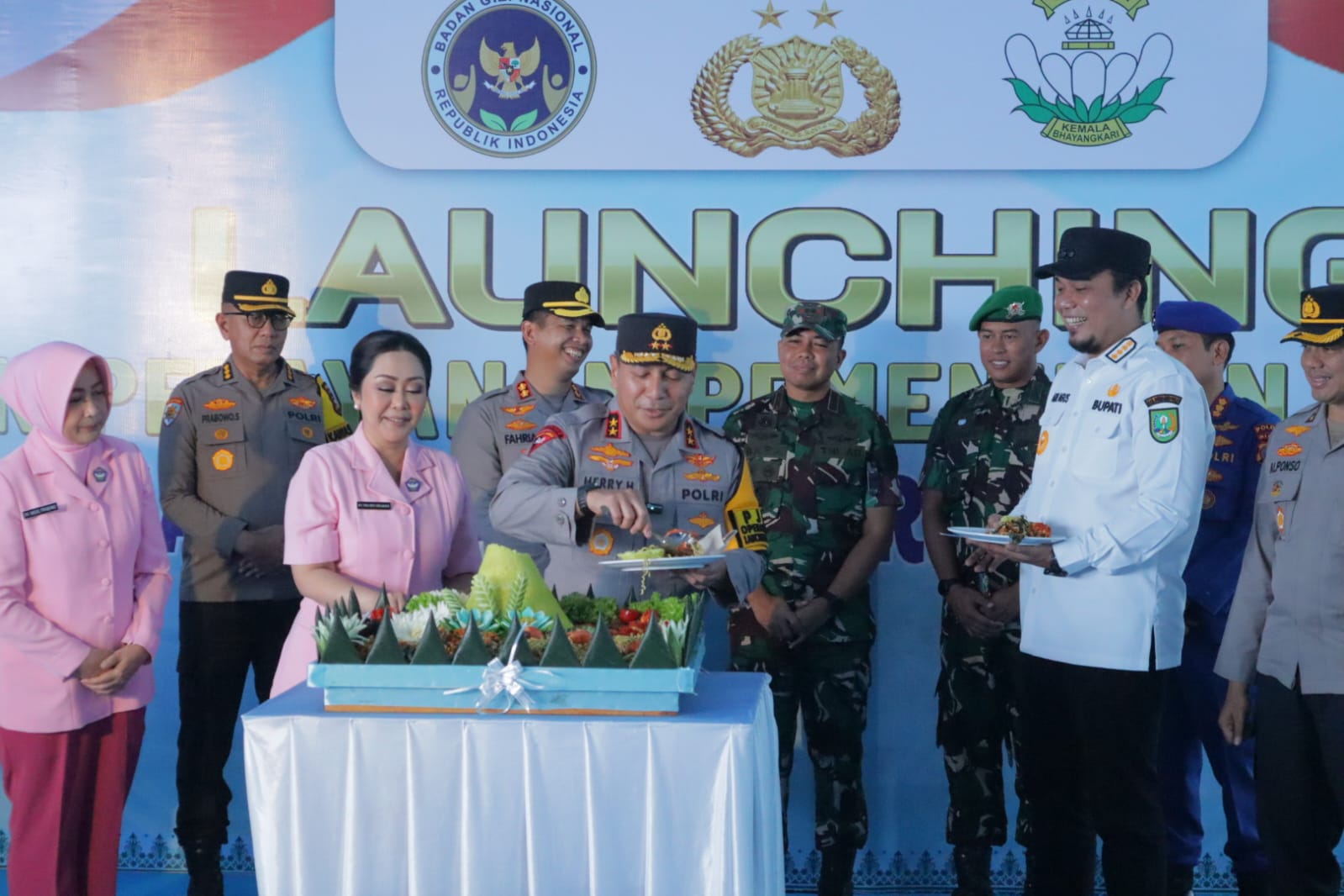 wujudkan-gizi-aman-dan-berkualitas,-kapolda-riau-resmikan-sppg-ke-11-di-inhu