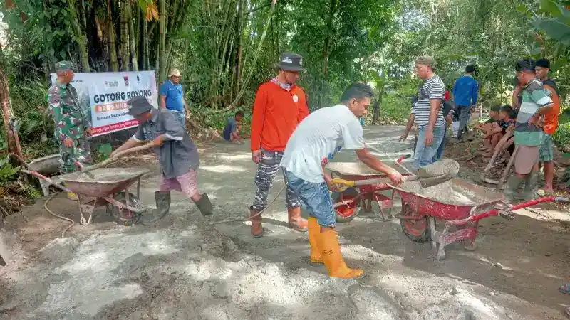 warga-rimbo-gaek-cor-jalan-rusak-secara-swadaya,-pt-semen-padang-turut-membantu