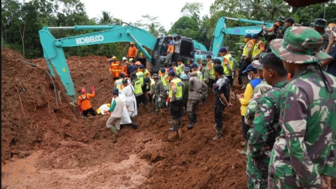 tim-sar-temukan-lagi-2-korban-longsor-banjarnegara,-total-12-orang-meninggal
