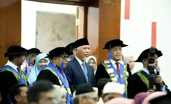 gubernur-mahyeldi-ajak-wisudawan-unand-jadi-generasi-penggerak-indonesia-emas-2045
