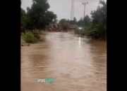 Banjir Putuskan Jalan Padang-Painan, Pengendara Pilih Rute Alternatif