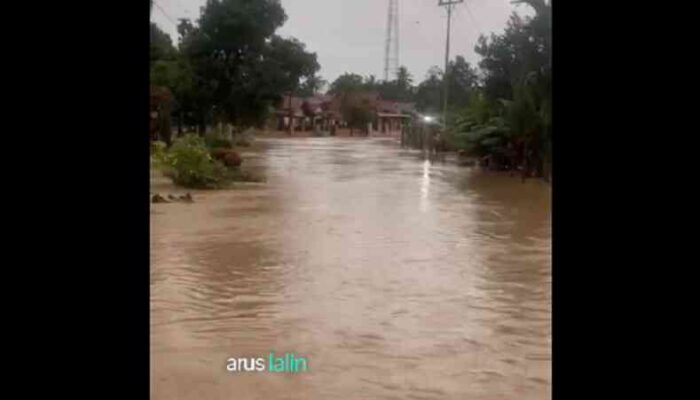 Banjir Putuskan Jalan Padang-Painan, Pengendara Pilih Rute Alternatif