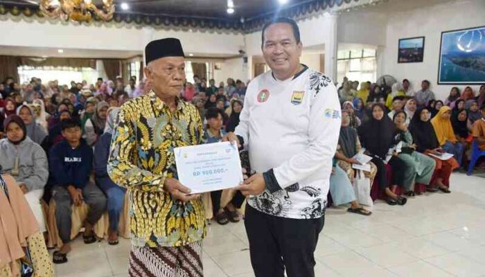 Walikota Pariaman Serahkan BLTS Kesra, Masyarakat Tersenyum