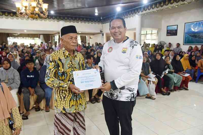 walikota-pariaman-serahkan-blts-kesra