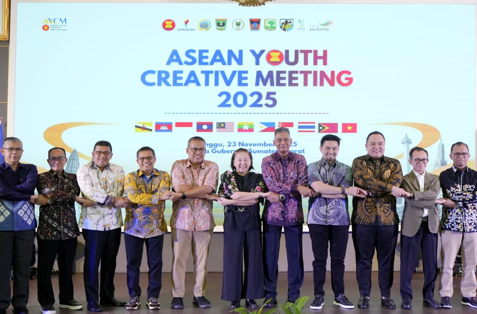 gala-dinner-peserta-aycm-2015,-nanda-satria-dorong-diplomasi-pemuda-11-negara-asean