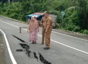 Jalan Bukit Peti Peti Amblas, Pengendara Diminta Berhati-hati