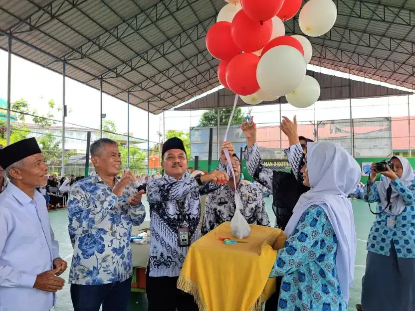 hujan-tak-surutkan-ribuan-siswa-man-2-padang-rayakan-hari-guru-2025