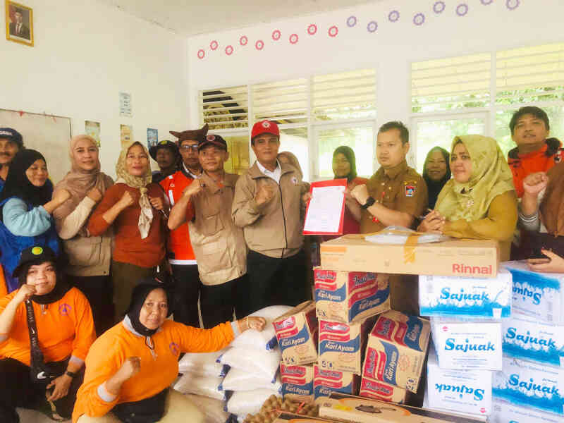 setelah-relawan,-pt-semen-padang-kirim-bantuan-untuk-dapur-umum-korban-banjir-batu-busuak