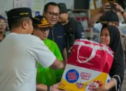 Wagub Sumbar Serahkan Bantuan, Korban Banjir Tersenyum