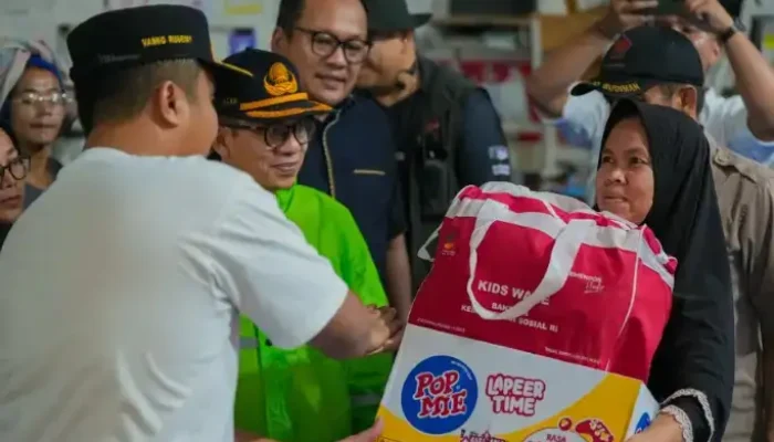 Wagub Sumbar Serahkan Bantuan, Korban Banjir Tersenyum