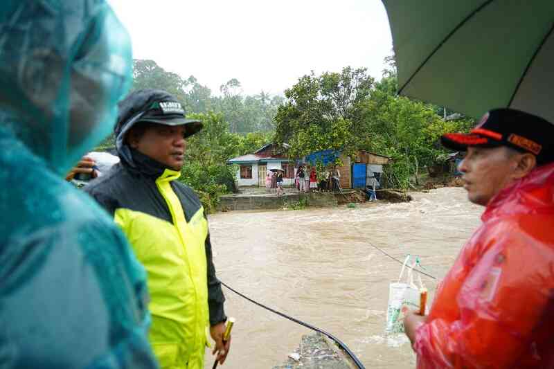bupati-tinjau-titik-banjir-di-tanah-datar