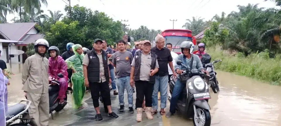 bupati-pasbar-bersama-rombongan-tertahan-di-lokasi-terdampak-banjir-batang-saman