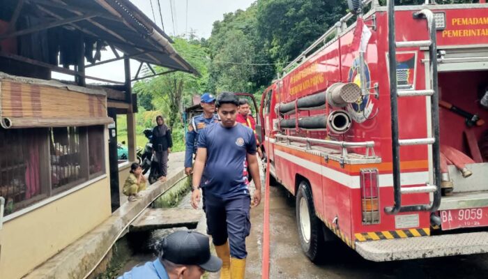 Damkar Padang Bergerak Cepat, Pulihkan Rumah Warga Terdampak