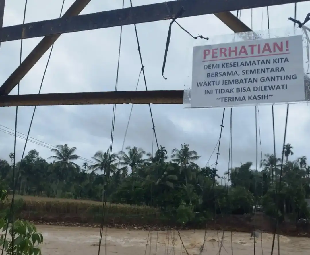 sungai-alahan-panjang-meluap,-jembatan-gantung-ganggo-mudiak-bonjol-putus