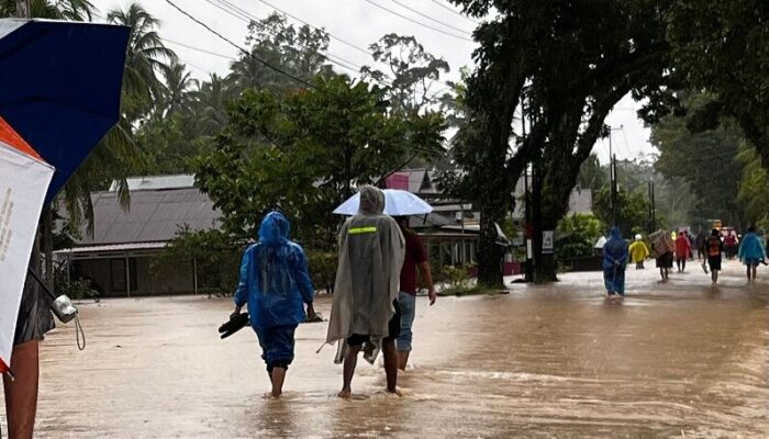 Banjir Menerjang Pariaman, Putuskan Akses Menuju Sicincin