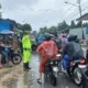 satlantas-polresta-padang-sigap-atur-arus-lalu-lintas-pasca-banjir-besar-di-lubuk-minturun